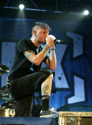 Chester Bennington [Live 2004] AI cover generator