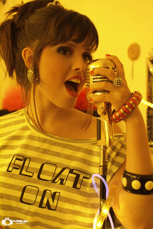 Jullie (Cantora/Dubladora) AI cover generator