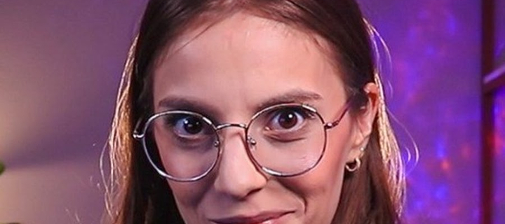 This is the Avatar Image for the Suavemente Comentado (Yasmin) AI Voice and Text to Speech Generator